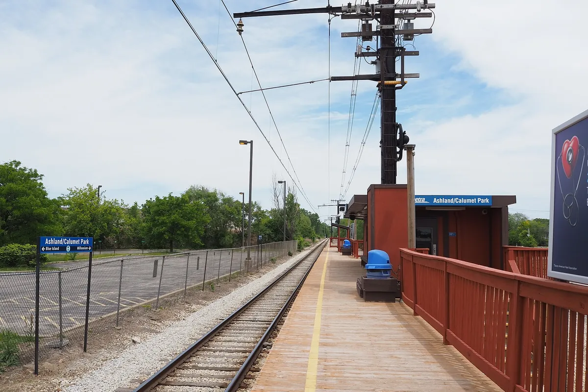 Ashland/Calumet Park Metra platform in Calumet Park, Illinois
