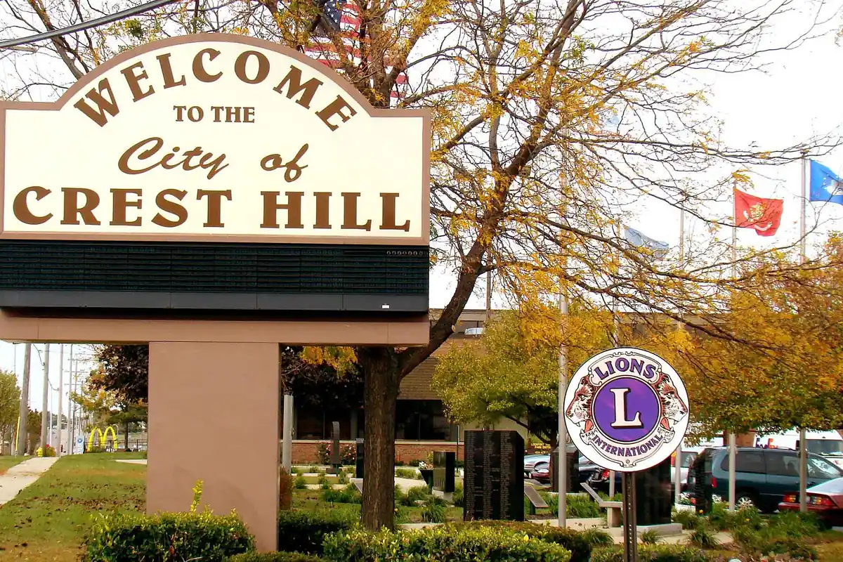 Welcome to the City of Crest Hill sign outside City Hall in Crest Hill, Illinois